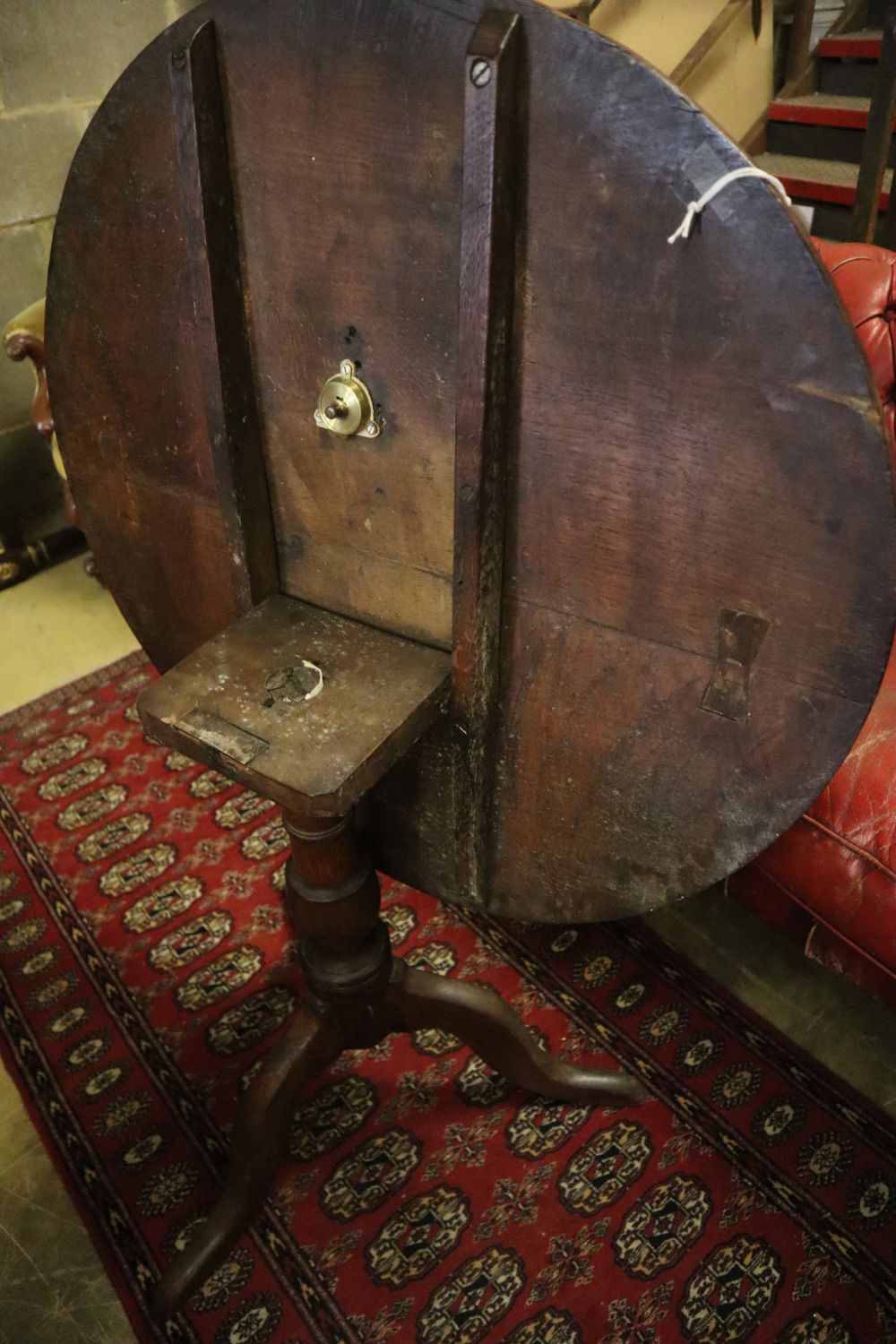 A George III oak circular tilt-top tea table, diameter 80cm